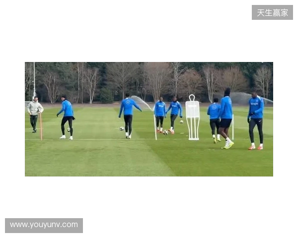 跟队：埃斯特旺参加了切尔西的公开训练，里斯、约恩森缺席